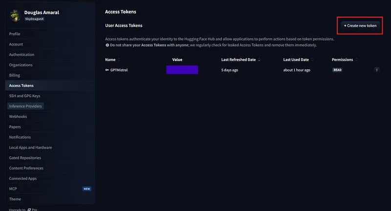 Tela de Access Tokens do Hugging Face, com o botão “Create new token” destacado em vermelho no canto superior direito e um token já existente com permissão READ.