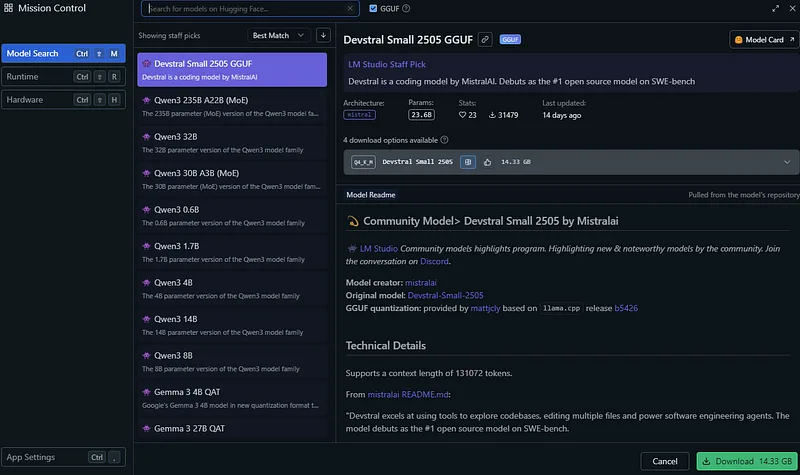 Tela Discover do LM Studio com a busca de modelos aberta, a lista de modelos GGUF à esquerda e a ficha do Devstral Small 2505 à direita, com 14,33 GB de download.