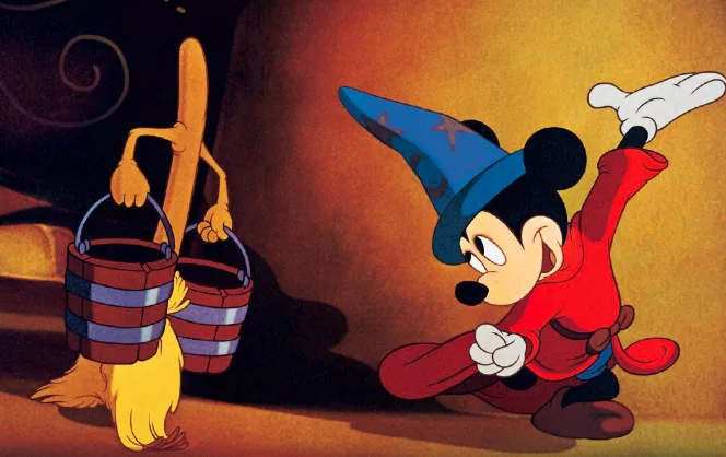 Cena de Fantasia, de 1940: Mickey vestido de aprendiz de feiticeiro, com chapéu azul de estrelas, comanda uma vassoura que carrega dois baldes de água.